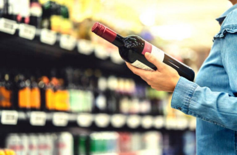 Allarme e proteste compatte nel mondo del vino italiano contro gli alert sanitari sulle etichette.